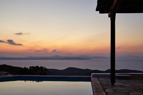Kilátás, The Pool Garden House with a fantastic sea and sunset view in Ioulida Kilátás, The Pool Garden House with a fantastic sea and sunset view in Ioulida
