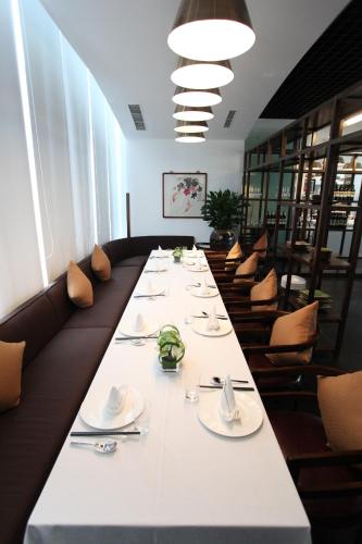 Restaurant, Hotel MoMc in Sanlitun Bar St. & Embassy Area Restaurant, Hotel MoMc in Sanlitun Bar St. & Embassy Area