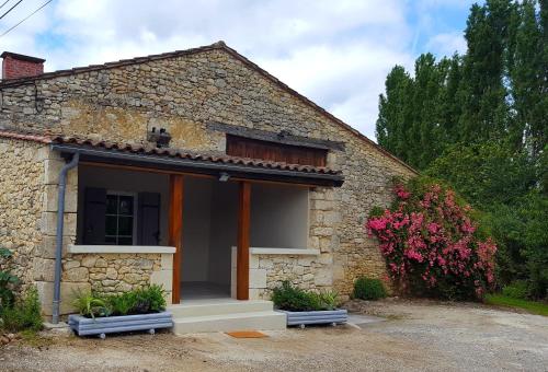 Exterior view, La Petite Maison in Duras Exterior view, La Petite Maison in Duras