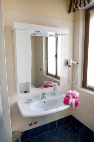 Bagno, Albergo Milano in Darfo Boario Terme Bagno, Albergo Milano in Darfo Boario Terme
