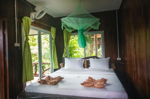 Phi Phi Sunset Bay Resort in Hin Poo Bay Phi Phi Sunset Bay Resort in Hin Poo Bay