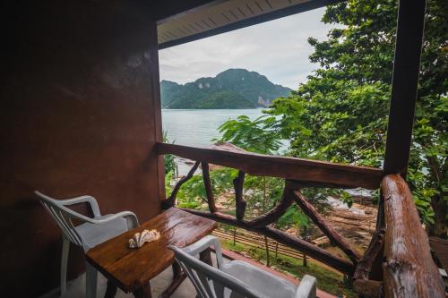 Phi Phi Sunset Bay Resort in Hin Poo Bay Phi Phi Sunset Bay Resort in Hin Poo Bay