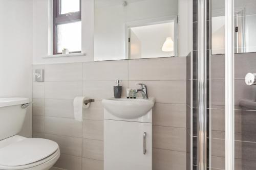 Bathroom, River Rooms Nottingham in Trent Bridge Bathroom, River Rooms Nottingham in Trent Bridge