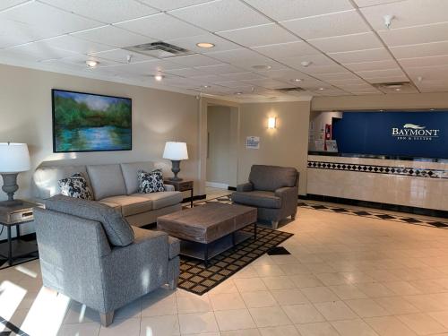Előcsarnok, Baymont by Wyndham Latham Albany Airport in Latham (NY) Előcsarnok, Baymont by Wyndham Latham Albany Airport in Latham (NY)