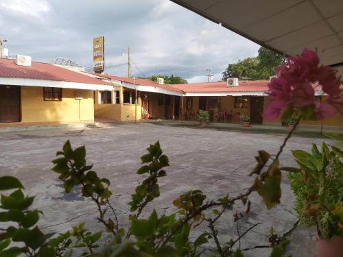 Mados Hotel Tamarindo in צ'ולוטקה Mados Hotel Tamarindo in צ'ולוטקה