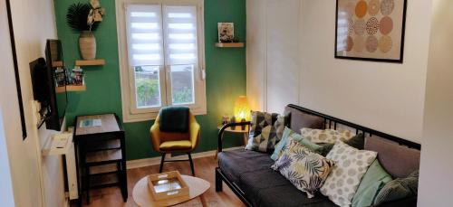 Guestroom, La Bonbonniere in Champigny-sur-Marne Guestroom, La Bonbonniere in Champigny-sur-Marne