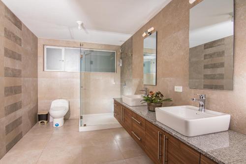 Fürdőszoba, The Traveler Hostel in Otavalo Fürdőszoba, The Traveler Hostel in Otavalo