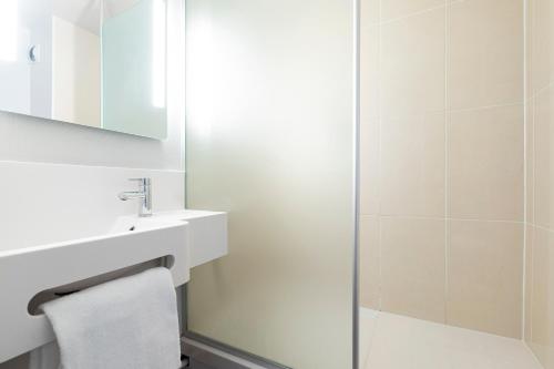 Bathroom, B&B Hotel LYON Centre Monplaisir in Lyon Bathroom, B&B Hotel LYON Centre Monplaisir in Lyon