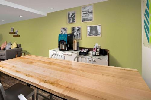 Előcsarnok, Woodspring Suites Cherry Hill in Cherry Hill Előcsarnok, Woodspring Suites Cherry Hill in Cherry Hill