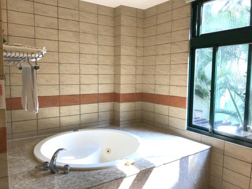 Bathroom, Mapleton Motel in Fongyuan District Bathroom, Mapleton Motel in Fongyuan District