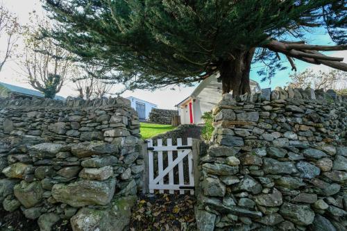 Laluan Masuk, The Cottage Hillside in Newport Laluan Masuk, The Cottage Hillside in Newport