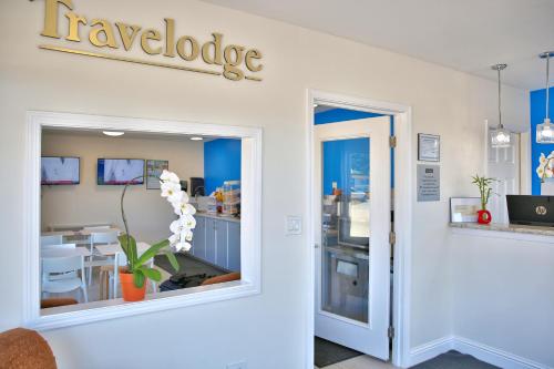 大堂, 克雷森特城溫德姆旅屋 (Travelodge by Wyndham Crescent City) in 新月市 (CA) 大堂, 克雷森特城溫德姆旅屋 (Travelodge by Wyndham Crescent City) in 新月市 (CA)