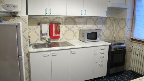 Kitchen, LA SISTEMAZIONE BRILLANTINO SILVER in Rozzano Kitchen, LA SISTEMAZIONE BRILLANTINO SILVER in Rozzano