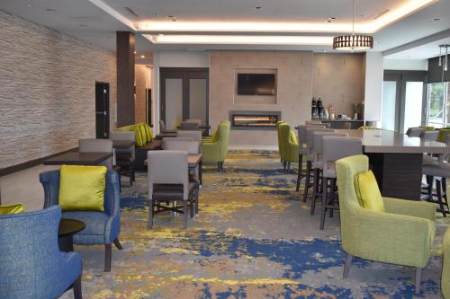 Lobby, La Quinta Inn & Suites by Wyndham Orlando IDrive Theme Parks in International Drive South - Sea World Lobby, La Quinta Inn & Suites by Wyndham Orlando IDrive Theme Parks in International Drive South - Sea World