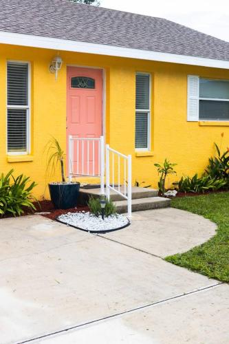 Entrance, Manatee River Cottage in Historical OldTown, sleeps up to 7 people in Palmetto Entrance, Manatee River Cottage in Historical OldTown, sleeps up to 7 people in Palmetto