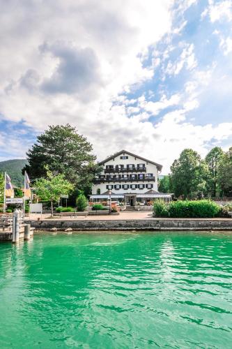 Vista exterior, Seehotel zur Post in Tegernsee Vista exterior, Seehotel zur Post in Tegernsee