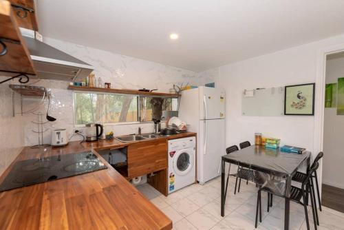 Kitchen, Comfy Private Single Room in Carramar - Nearby Station & Shops - Shared Bathroom in Western Sydney Kitchen, Comfy Private Single Room in Carramar - Nearby Station & Shops - Shared Bathroom in Western Sydney