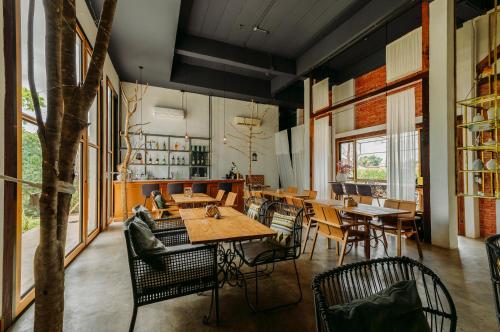 Restaurant, White Wall Riverfront Hotel in Kamphaeng Phet Restaurant, White Wall Riverfront Hotel in Kamphaeng Phet
