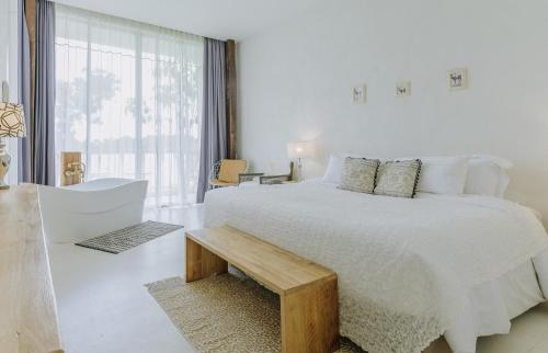 Guestroom, White Wall Riverfront Hotel in Kamphaeng Phet Guestroom, White Wall Riverfront Hotel in Kamphaeng Phet