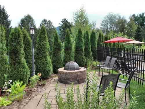 tuin, Splendid Mountain View Condo with Pool & BBQ- Ski, MTB, Cycling, Golf, Telework! in Bromont (QC) tuin, Splendid Mountain View Condo with Pool & BBQ- Ski, MTB, Cycling, Golf, Telework! in Bromont (QC)