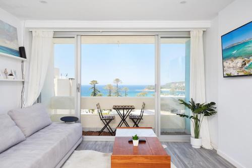 Panoramic Ocean Views in Stylish Manly Apartment Sydney 