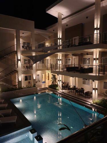 游泳池, 罗维拉套房酒店 (Rovira Suites) in 朗芒芽地 游泳池, 罗维拉套房酒店 (Rovira Suites) in 朗芒芽地