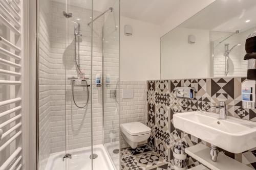 Bathroom, MEININGER Hotel Paris Porte de Vincennes in 12th - Bercy - Gare de Lyon Bathroom, MEININGER Hotel Paris Porte de Vincennes in 12th - Bercy - Gare de Lyon