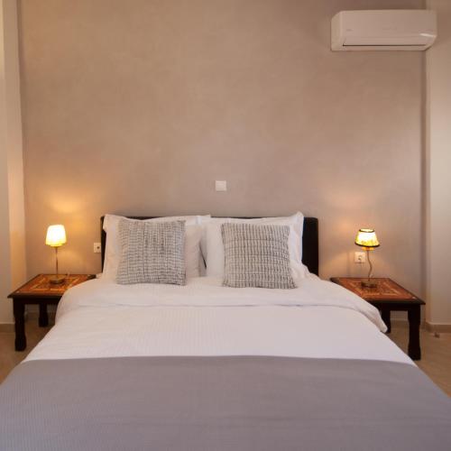 Veldi Art - Kamari Beach Apartment