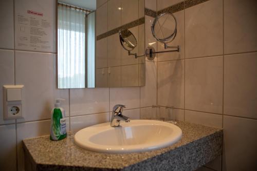 Bathroom, Hotel Waldfrieden in Emmelshausen Bathroom, Hotel Waldfrieden in Emmelshausen