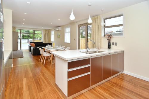 Konyha, Clyde 106 - Christchurch Holiday Homes in Fendalton Konyha, Clyde 106 - Christchurch Holiday Homes in Fendalton