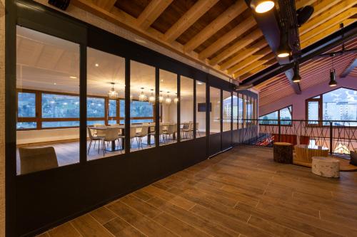 Salón de banquetes, Hotel Base Camp Lodge in Bourg-Saint-Maurice Salón de banquetes, Hotel Base Camp Lodge in Bourg-Saint-Maurice