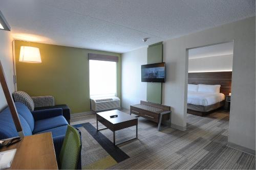 Holiday Inn Express & Suites Toronto Airport West By IHG in Mississauga (ON) Holiday Inn Express & Suites Toronto Airport West By IHG in Mississauga (ON)