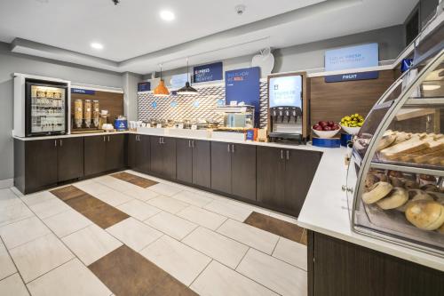 Food and beverages, Holiday Inn Express Chicago Northwest-Vernon Hills By IHG in Vernon Hills Food and beverages, Holiday Inn Express Chicago Northwest-Vernon Hills By IHG in Vernon Hills