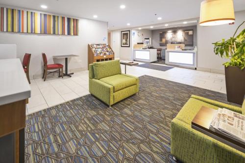 Lobby, Holiday Inn Express Chicago Northwest-Vernon Hills By IHG in Vernon Hills Lobby, Holiday Inn Express Chicago Northwest-Vernon Hills By IHG in Vernon Hills