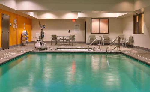 Swimming pool, Holiday Inn Express & Suites Overland Park By IHG in Overland Park (KS) Swimming pool, Holiday Inn Express & Suites Overland Park By IHG in Overland Park (KS)