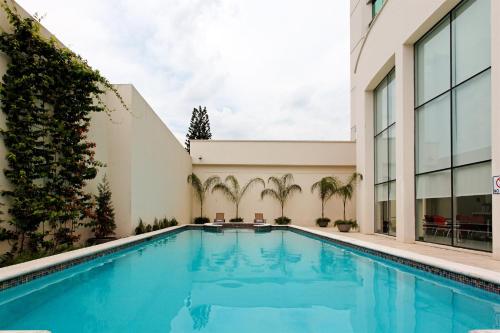 Zwembad, Holiday Inn Express San Pedro Sula in San Pedro Sula Zwembad, Holiday Inn Express San Pedro Sula in San Pedro Sula