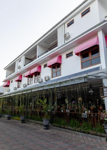 Entrance, Baratha Hotel & Resto in Bondowoso Entrance, Baratha Hotel & Resto in Bondowoso