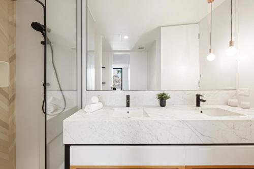 Bathroom, Chic 1-Bed with a Sleek Balcony near Shops in Malvern Bathroom, Chic 1-Bed with a Sleek Balcony near Shops in Malvern