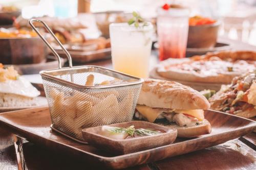 Храна и напитки, Mad Monkey Hostel Siargao in Siargao Island Храна и напитки, Mad Monkey Hostel Siargao in Siargao Island