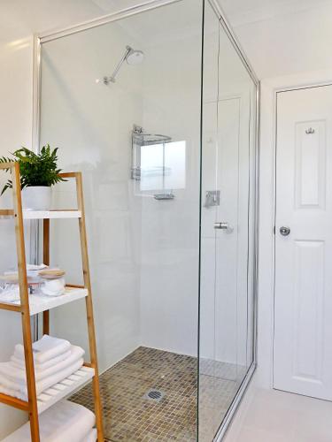 Bathroom, Glen Iris, Quiet Boutique 2 bedroom Netflix, WIFI, Parking, Free Wine in Malvern Bathroom, Glen Iris, Quiet Boutique 2 bedroom Netflix, WIFI, Parking, Free Wine in Malvern