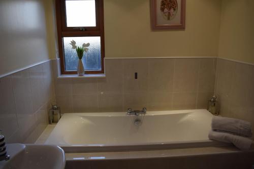 Baño, Kelpies Serviced Apartments Kavanagh- 5 Bedrooms in Bathgate Baño, Kelpies Serviced Apartments Kavanagh- 5 Bedrooms in Bathgate