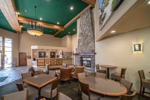 Előcsarnok, Truckee Donner Lodge in Truckee (Kalifornia) Előcsarnok, Truckee Donner Lodge in Truckee (Kalifornia)