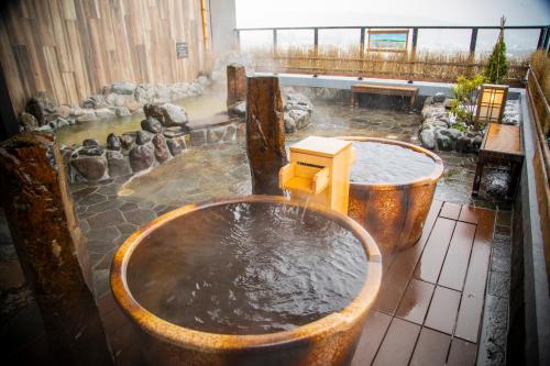 露天浴池, 富良野拉維斯塔溫泉酒店 (La Vista Furano Hills Natural Hot Spring) near 北海道中央標誌 露天浴池, 富良野拉維斯塔溫泉酒店 (La Vista Furano Hills Natural Hot Spring) near 北海道中央標誌