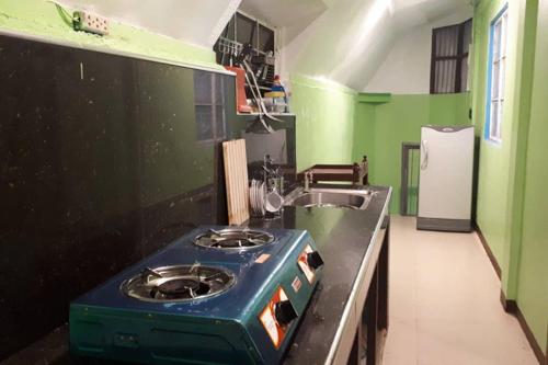 cuina, Apartament de 200 m2 amb 3 habitació i 1 bany privat a Est de Ciutat de Baguio (Adelle's Transient, near to tourist spots) in La Trinidad cuina, Apartament de 200 m2 amb 3 habitació i 1 bany privat a Est de Ciutat de Baguio (Adelle's Transient, near to tourist spots) in La Trinidad