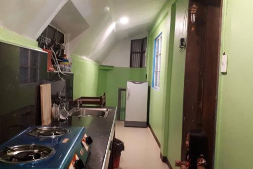 cuina, Apartament de 200 m2 amb 3 habitació i 1 bany privat a Est de Ciutat de Baguio (Adelle's Transient, near to tourist spots) in La Trinidad cuina, Apartament de 200 m2 amb 3 habitació i 1 bany privat a Est de Ciutat de Baguio (Adelle's Transient, near to tourist spots) in La Trinidad