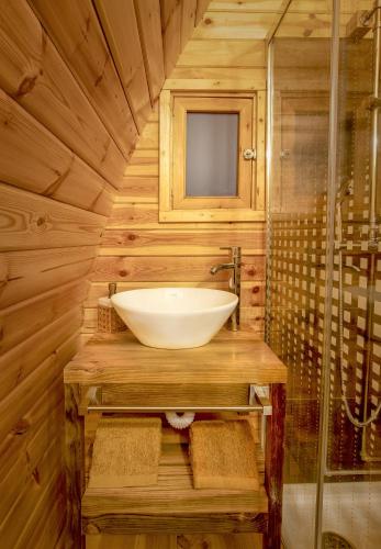 Kupaonica, The Gold Pod, relax and enjoy on a Glamping house in Azinhaga Do Ribatejo Kupaonica, The Gold Pod, relax and enjoy on a Glamping house in Azinhaga Do Ribatejo