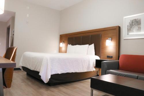 Days Inn & Suites by Wyndham Fort Myers Near JetBlue Park near Southern Fresh Farms Days Inn & Suites by Wyndham Fort Myers Near JetBlue Park near Southern Fresh Farms