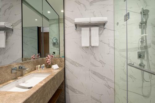 Bathroom, Holiday Inn Hangzhou Binjiang in Hangzhou Bathroom, Holiday Inn Hangzhou Binjiang in Hangzhou