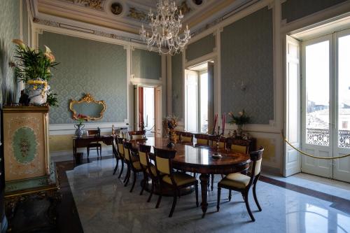 Зовнішній вигляд готелю, Raciti Palace in Ачіреалє Зовнішній вигляд готелю, Raciti Palace in Ачіреалє