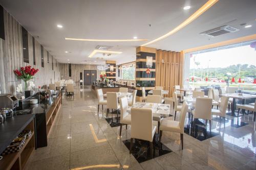 Restaurant, Lintas Platinum Hotel in Putatan Restaurant, Lintas Platinum Hotel in Putatan